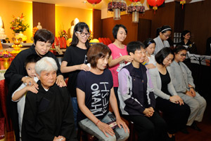 大小學員為辛勞的母親們按摩雙肩,表達感恩