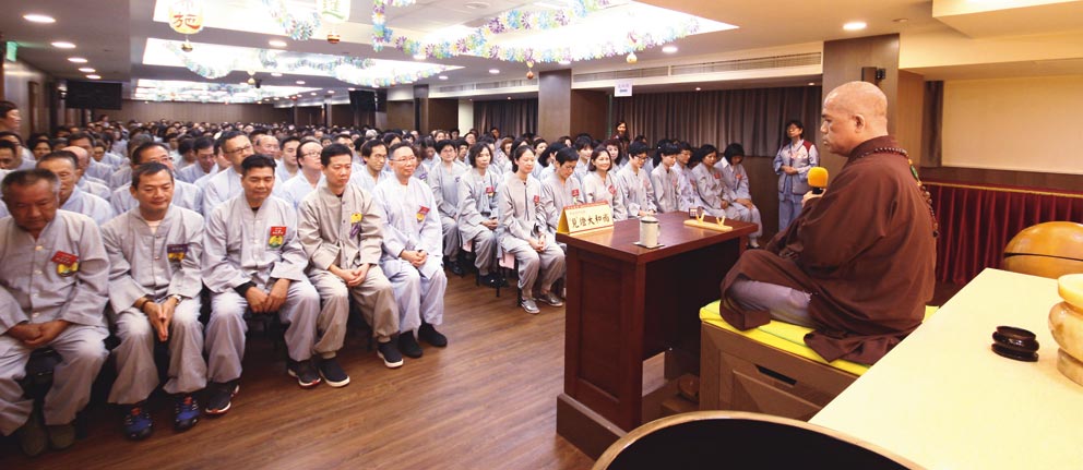 普廣精舍各級禪修班聯合結業典禮中,住持和尚為大眾開示法要