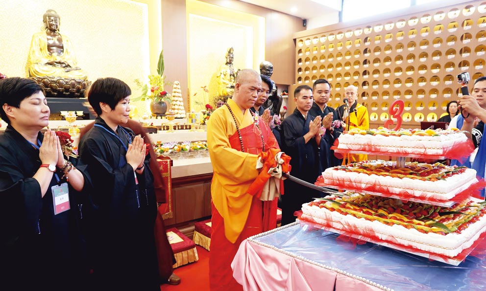 華義寺歡慶落成三週年,恭請住持和尚親臨主法,並切糕祝願