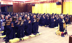 住持法师带领大众随文入观,如法忏悔